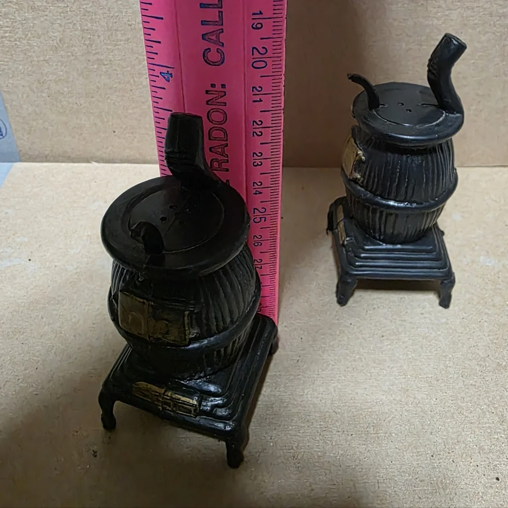 Vtg Pot Belly Stove Salt Pepper Shaker Set #159
